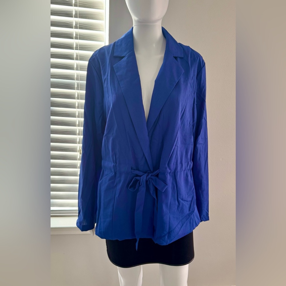 Rosevelvet Women's Blazer with Belt, size 1X. Royal blue color with a notched